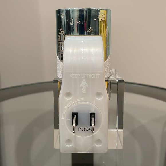 Bath & Body Works - Wallflower with a Winter Snow Scene - Picture 3 of 9